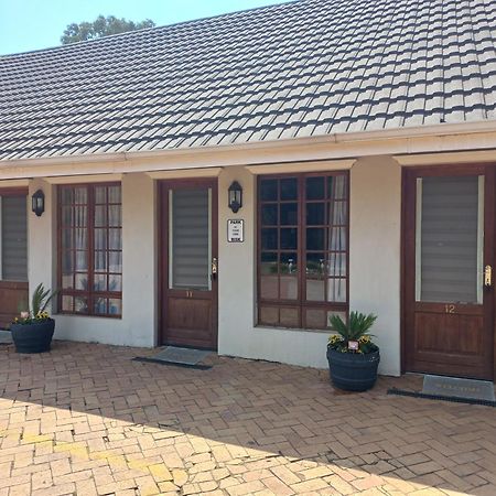 Or Tambo Guest House Kempton Park Eksteriør billede