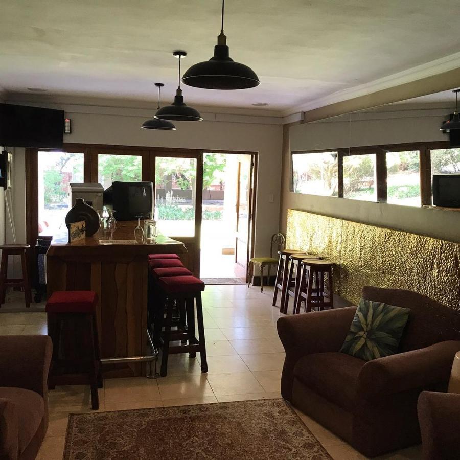 Or Tambo Guest House Kempton Park Eksteriør billede