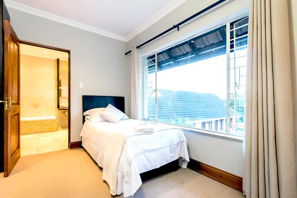 Or Tambo Guest House Kempton Park Eksteriør billede