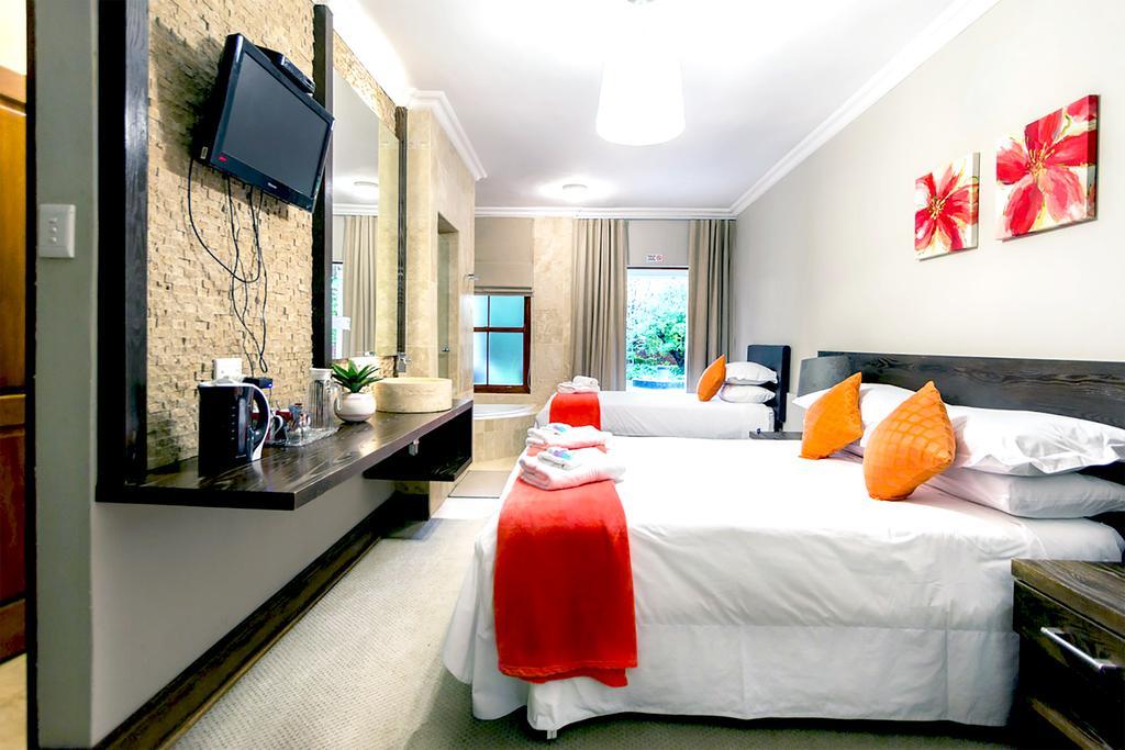 Or Tambo Guest House Kempton Park Eksteriør billede
